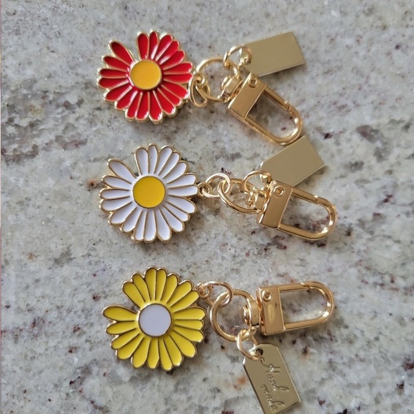 Daisy purse charms set of 3 with gold hardware for purse accessories spring time - Picture 1 of 2